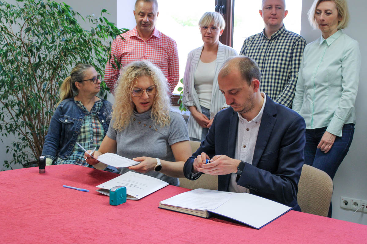 Read more about the article Podpisanie umowy w Przasnyszu