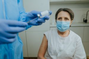 Polityka zdrowotna ograniczająca ryzyka pandemii SARS-COV-2 w Polsce wobec osób 60+
