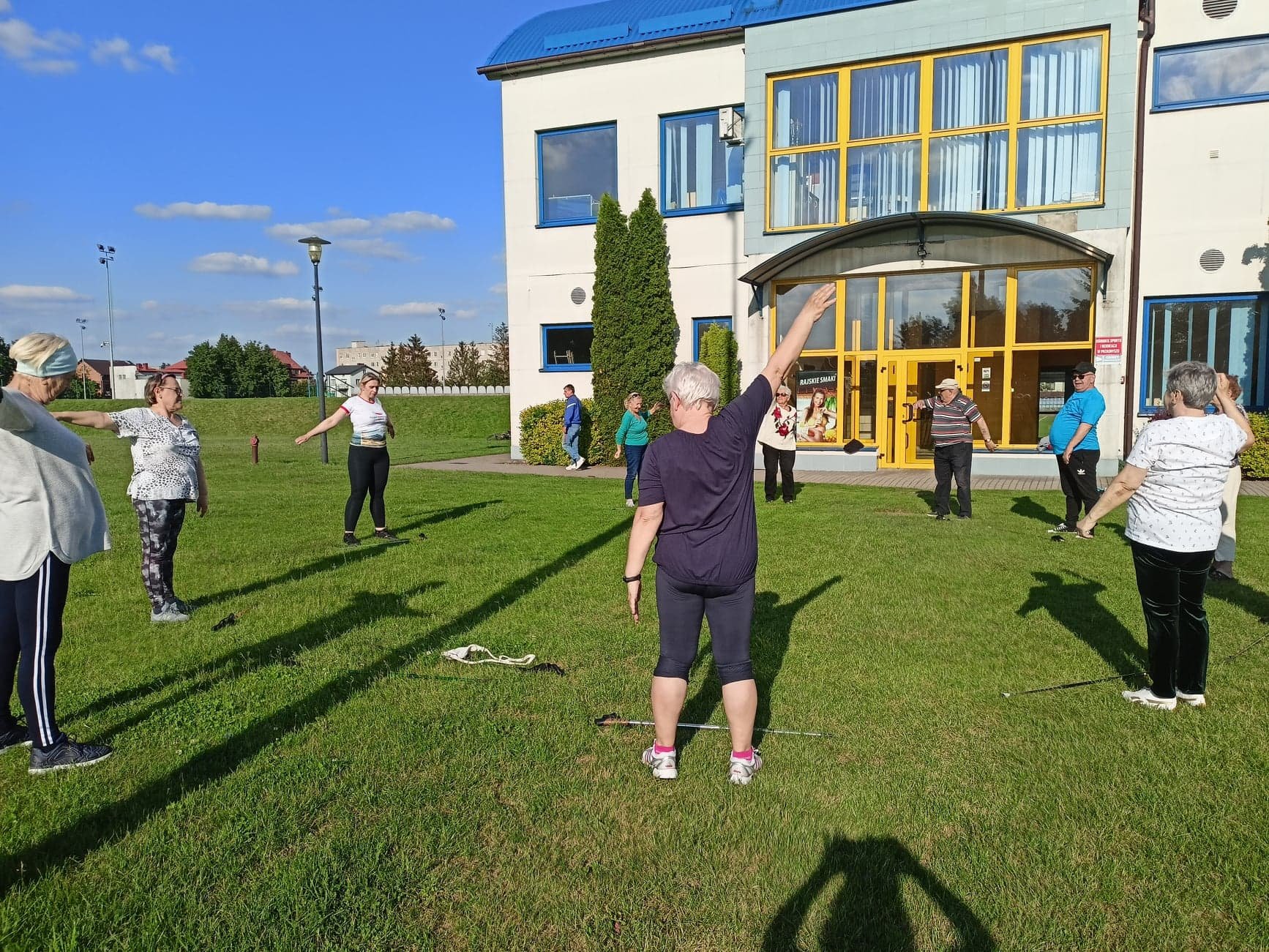 Read more about the article Zajęcia z nordic walking na stadionie